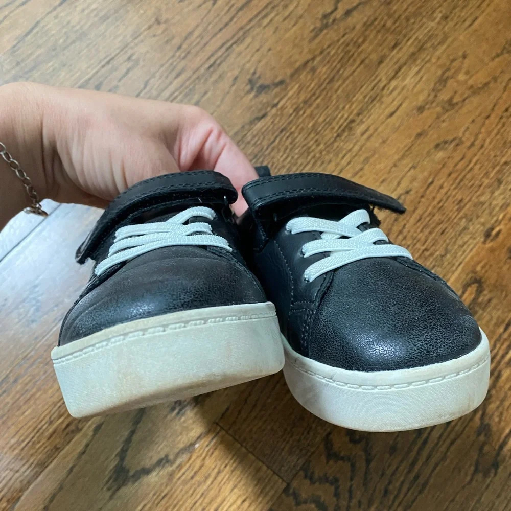 Carter's PERRIE toddler girl size 10 Black Sneakers with Silver Glitter Heart